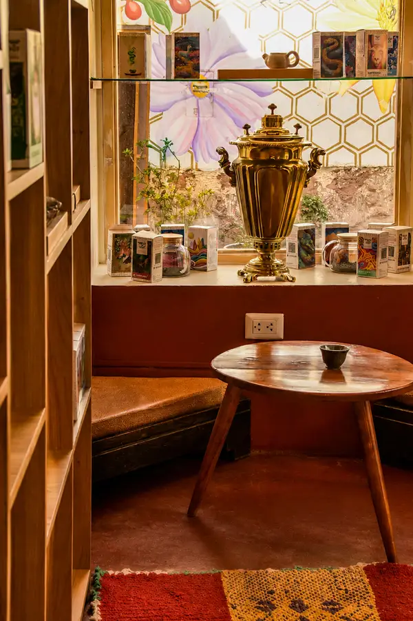 Samovar en la ventana