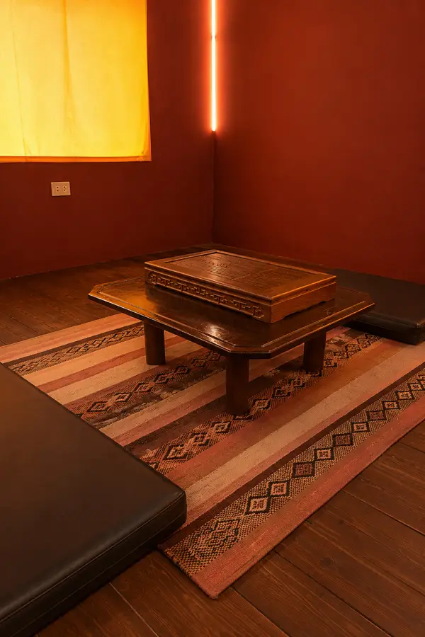 Sala de té: mesa baja y ventana amarilla