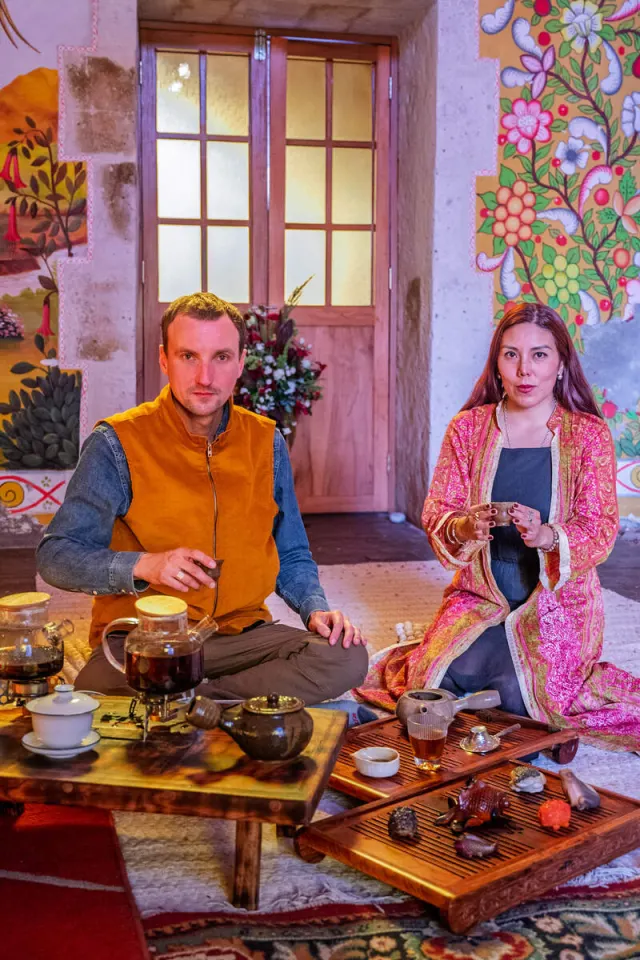 Chamante y Madame Teina en la mesa de té