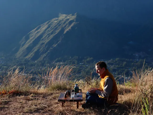 Chamante prepara té en las montañas