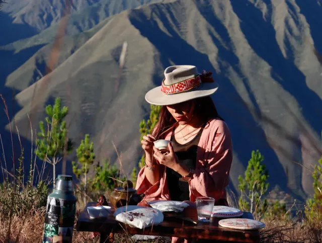 Madame Teina con un cuenco de té en las montañas